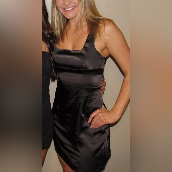 Elegant Black Satin Dress - Picture 1 of 7